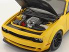 Dodge Challenger SRT Hellcat Widebody Bouwjaar 2018 geel / zwart 1:18 AUTOart