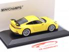 Porsche 911 (992) GT3 Año de construcción 2020 racing amarillo / plata llantas 1:43 Minichamps