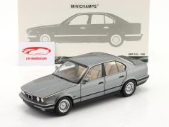 BMW 535i (E34) Año de construcción 1988 Gris metálico 1:18 Minichamps