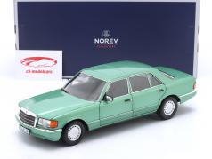 Mercedes-Benz 560 SEL Bouwjaar 1991 licht groen metalen 1:18 Norev