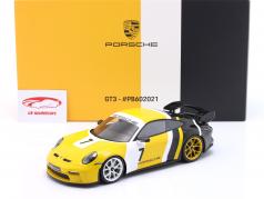 Porsche 911 (992) GT3 #7 956 eerbetoon Paolo Barilla 2022 geel / zwart 1:18 Spark