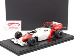 Alain Prost McLaren MP4/2 #7 formel 1 1984 1:18 med Udstillingsvindue GP Replicas/2. Valg