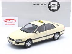 Opel Omega B taxa Tyskland Byggeår 1996 elfenben 1:18 Triple9