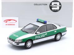 Opel Omega B 警察 德国 建设年份 1996 银 / 绿色的 1:18 Triple9