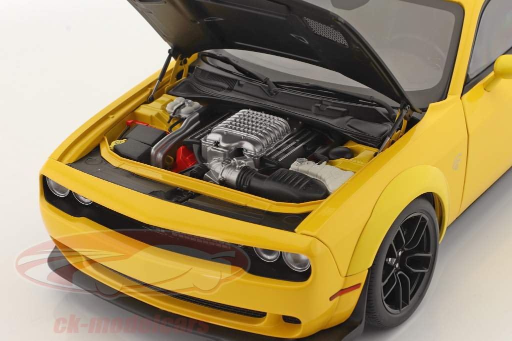 Dodge Challenger SRT Hellcat Widebody Bouwjaar 2018 geel / zwart 1:18 AUTOart
