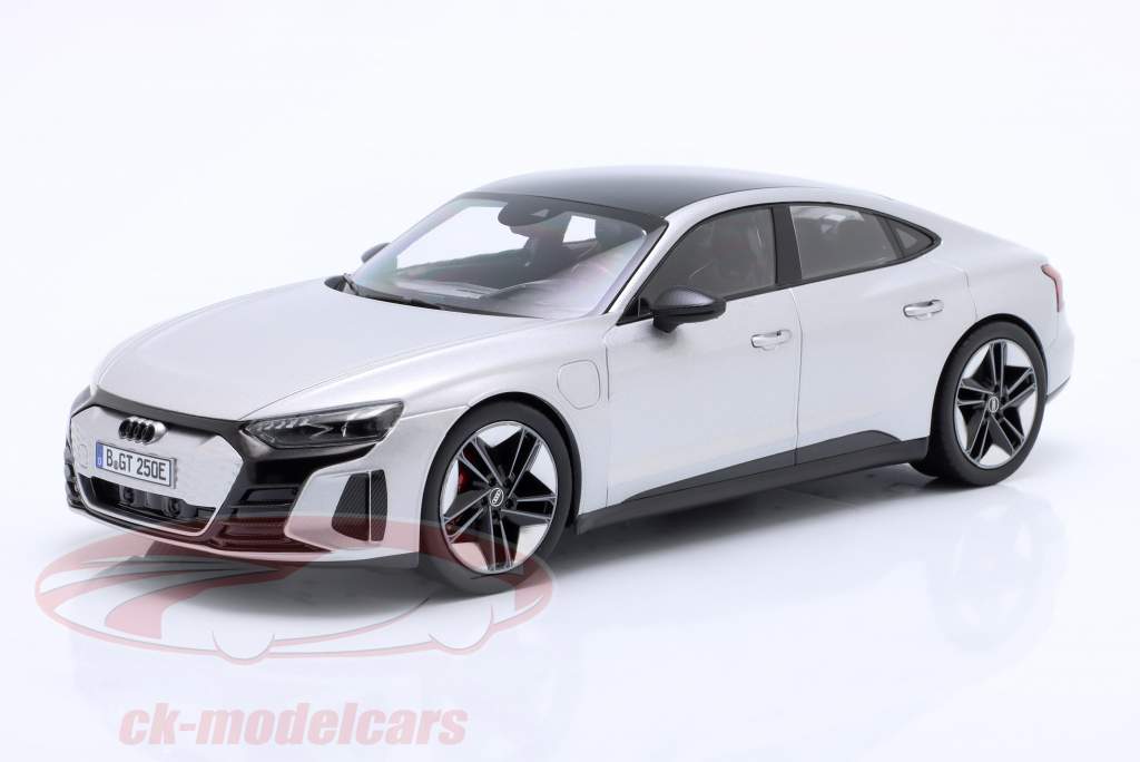 Audi RS e-tron GT Bouwjaar 2021 zilver 1:18 Norev