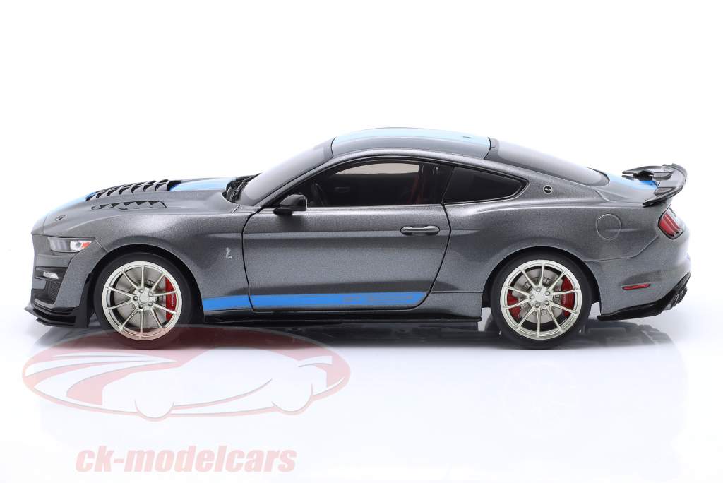 Shelby Mustang GT500 KR Bouwjaar 2022 zilver grijs metalen / blauw 1:18 Solido