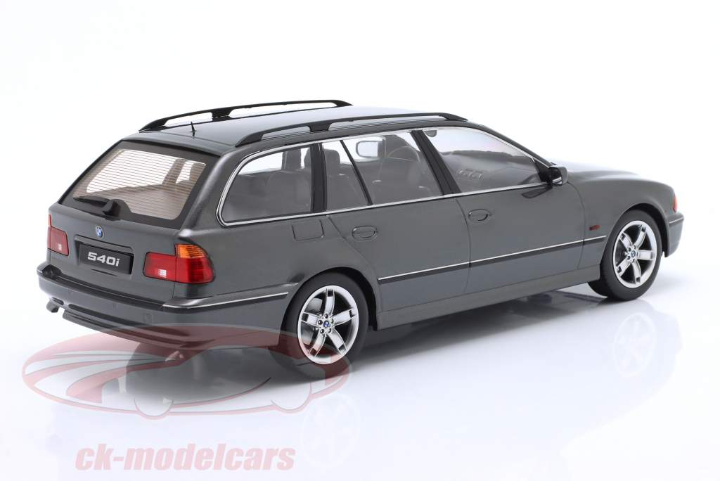 BMW 540i (E39) Touring Baujahr 1997 grau metallic 1:18 KK-Scale