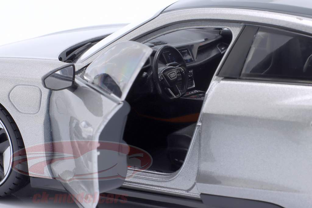Audi RS e-tron GT Año de construcción 2022 plata metálico 1:18 Bburago
