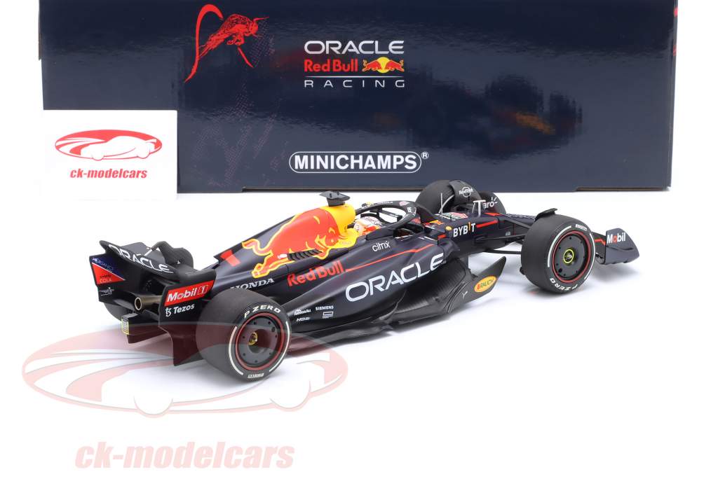 M. Verstappen Red Bull RB18 #1 winnaar VS GP formule 1 Wereldkampioen 2022 1:18 Minichamps