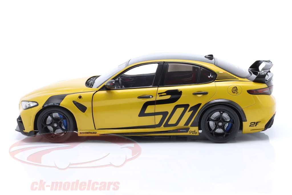Alfa Romeo Giulia GTA Bouwjaar 2022 geel metalen / zwart 1:18 Solido