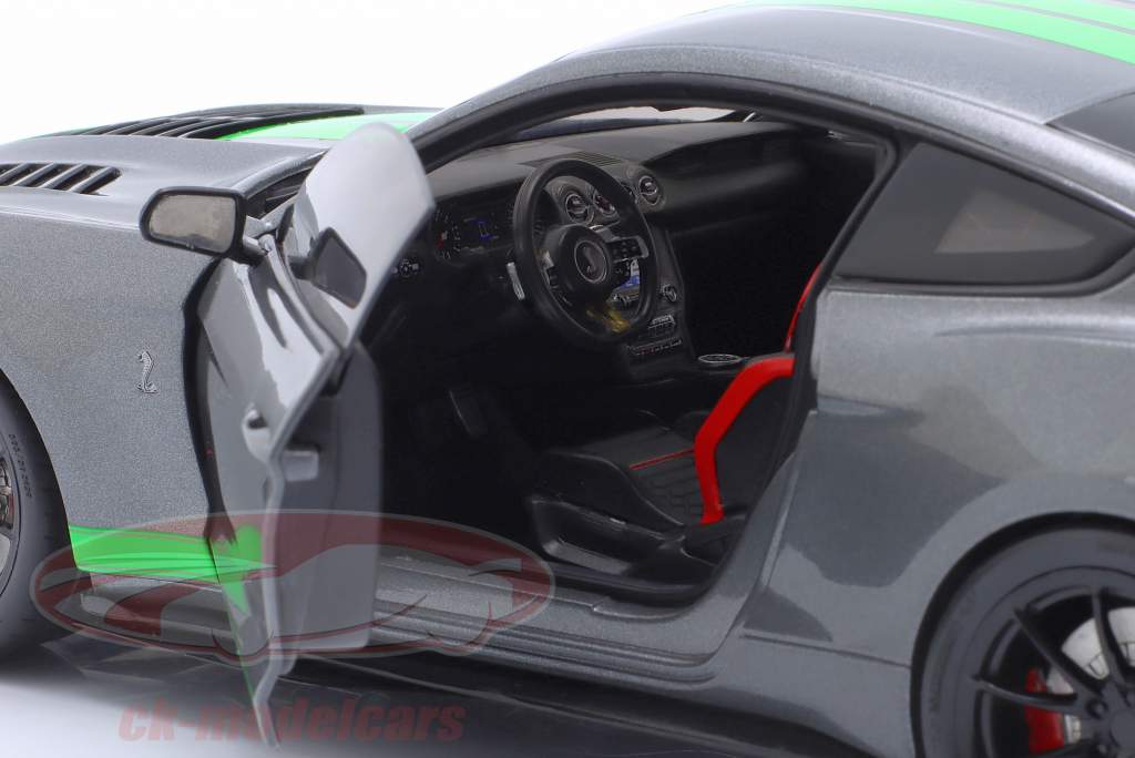 Ford Mustang GT500 Byggeår 2020 kulstofgrå metallisk / neongrøn 1:18 Solido