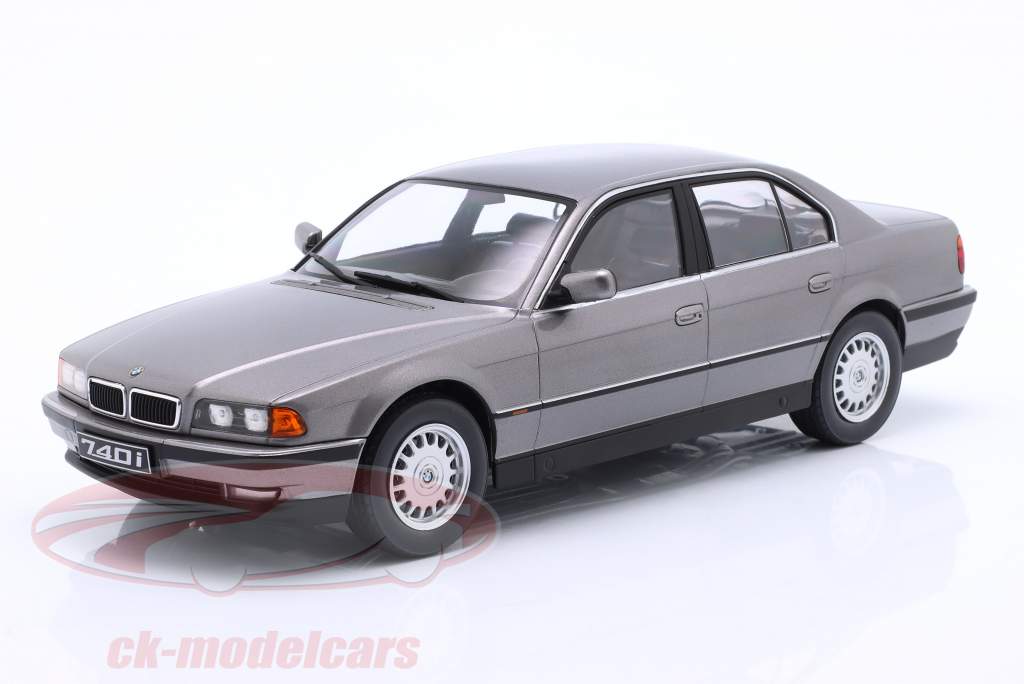 BMW 740i E38 Series 1 Ano de construção 1994 Cinza metálico 1:18 KK-Scale