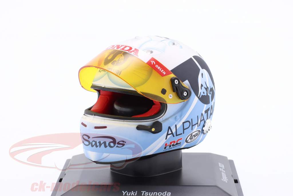 Yuki Tsunoda #22 Scuderia AlphaTauri Singapore GP formel 1 2023 hjelm 1:5 Spark