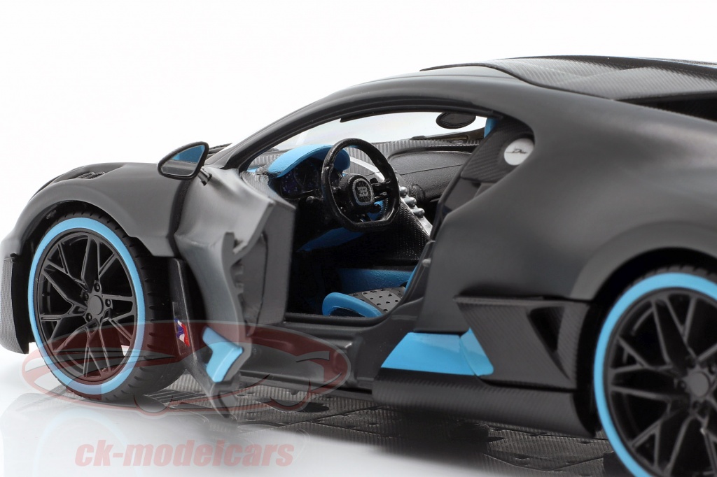 Maisto 1:24 Bugatti gray light mat 31526 / 8719247527752 2018 year 31526 model 090159315261 Divo car blue