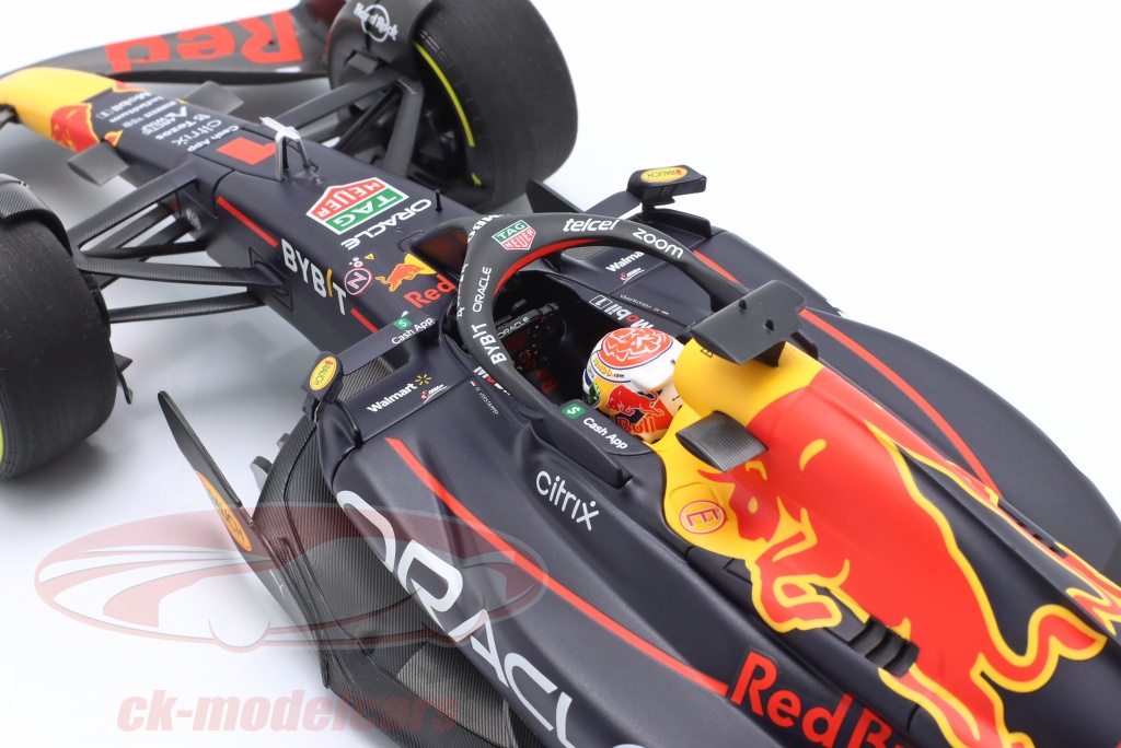 Minichamps 1:18 M. Verstappen Red Bull RB18 #1 勝者 オランダの GP 