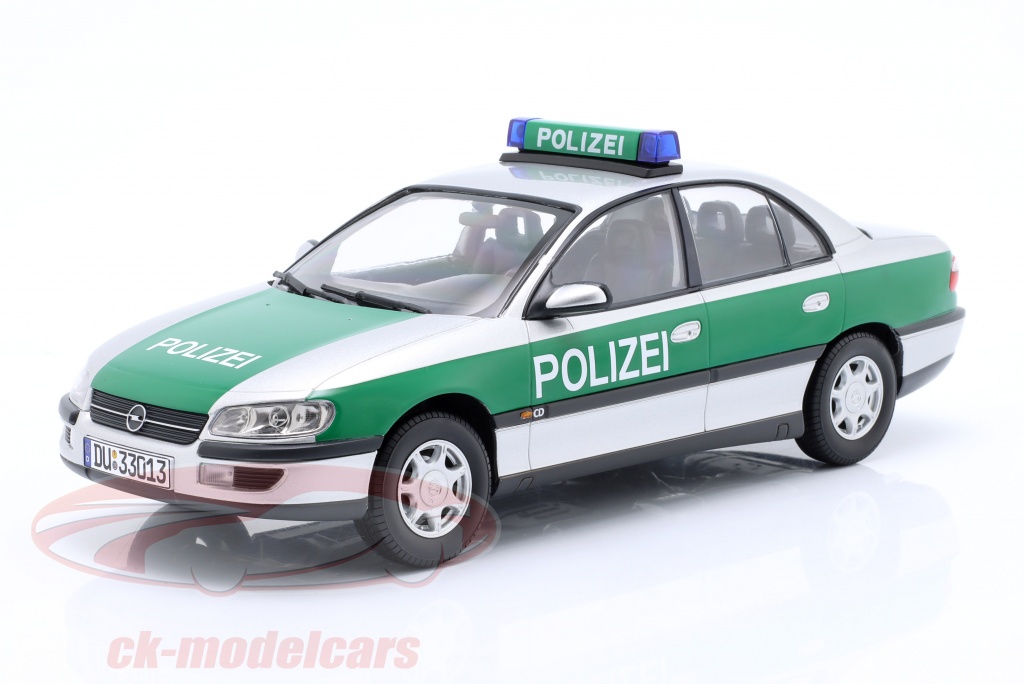 Triple9 1:18 Opel Omega B Polizei Deutschland Baujahr 1996 silber / grün  T9-1800435 Modellauto T9-1800435 690000018223