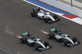 Der Start mit Rosberg und Hamilton