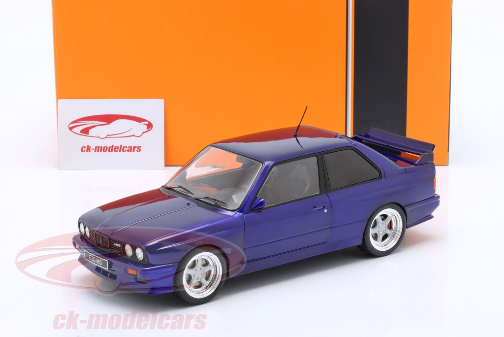 Ixo 1:18 BMW M3 E30 Année de construction 1989 Blanc / bleu / rouge  18CMC123.22 modèle voiture 18CMC123.22 4895102337453